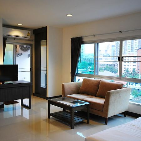 Aparthotel Baan Mina à Bangkok Extérieur photo